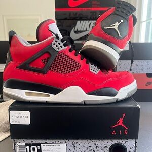 AJ 4 Retro fire Red 4s 2013. Shoes are worn in great condition